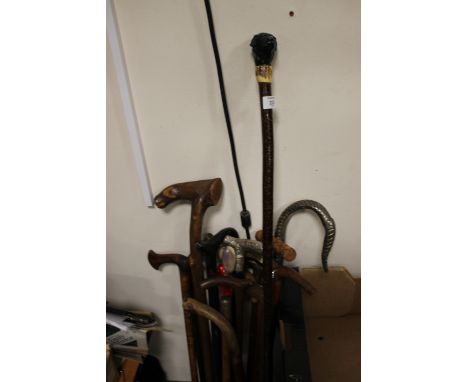 A COLLECTION OF VINTAGE WALKING STICKS TO INCLUDE A BLACK LABRADOR POMMEL EXAMPLE 