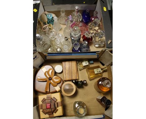 TWO TRAYS OF GLASS PERFUME BOTTLES ETC TO INCLUDE VINTAGE EXAMPLES & A SELECTION OF TREEN BOXES