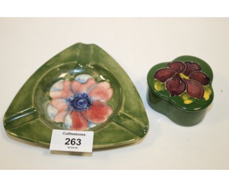 A MOORCROFT ANEMONE PATTERN ASH TRAY TOGETHER WITH A MOORCROFT HIBISCUS TRINKET POT A/F