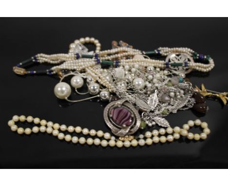 A BAG OF VINTAGE COSTUME JEWELLERY 