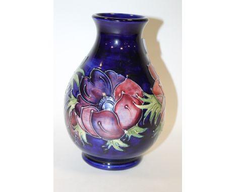 A LARGE VINTAGE MOORCROFT ANEMONE PATTERN VASE