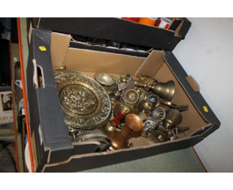 A TRAY OF VINTAGE BRASSWARE 