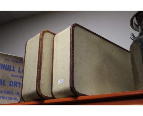 A PAIR OF MATCHING VINTAGE SUITCASES 
