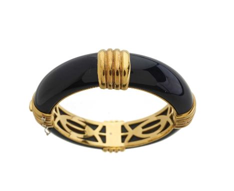 An 18ct gold agate hinged bangle bracelet, with grooved spacers and push-piece clasp, mount stamped 750, inner diameter 5.7cm