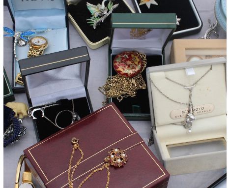 A collection of 9ct. gold jewellery, to include; A 9ct. gold, pearl and garnet circular pendant, set round cut garnet to cent