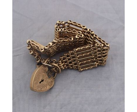A 9ct. gold gate bracelet, with 9ct. gold hallmarked heart padlock clasp, this with foliate engraving to front. (31g)