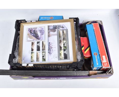 A QUANTITY OF MAINLY UNBOXED OO GAUGE MODEL RAILWAY ROLLING STOCK, assorted G.W.R. coaches by Airfix, Hornby, Lima and Graham