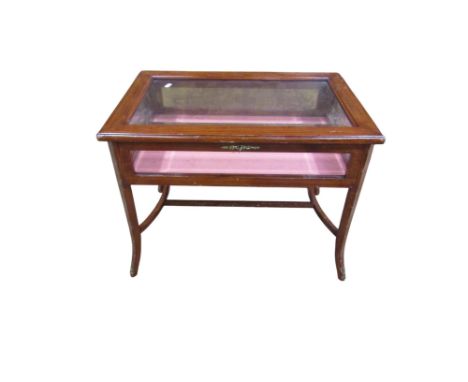 A small Edwardian inlaid mahogany vitrine, 46 cm high, 60 x 39 cm containing a telescopic cheroot holder, steel button hooks,