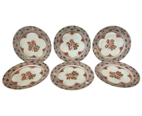 Six Japanese porcelain plates with central chrysanthemum decoration in iron red, gilt and green enamel, 22 cm diameter (6)