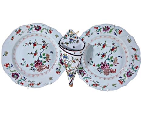 A pair of 18th century Chinese export lobed porcelain plates with floral decorations, probably Qianlong period, diameter: 26 