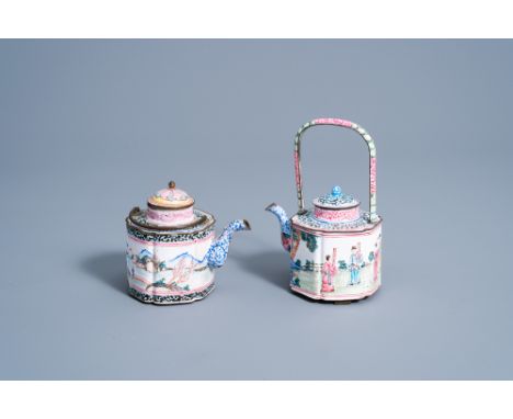 Full title: Two Chinese Canton enamel teapots and cover, 19de eeuwDescription: H 16,8 - L 11,5 cm H 11,5 - L 12 cm
