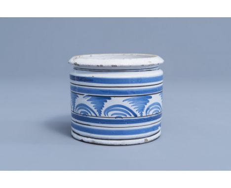 Full title: A Dutch Delft blue and white albarello with geometric design, 17th C.Description: H 11,3 cm - Dia.: 13,9 cm