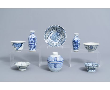 Full title: A varied collection of Chinese blue and white porcelain, 19th/20th C.Description: H 14,2 - 4,3 cm (the tallest an