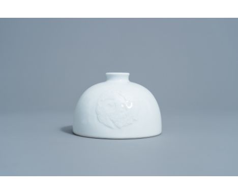 Full title: A Chinese white glazed beehive water pot, taibo zun, Kangxi mark, 19th/20th C.Description: H 8,8 cm 
