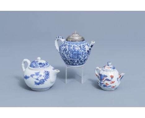 Full title: Two Chinese blue and white teapots and an Imari style teapot with floral design, Kangxi en laterDescription: H 10