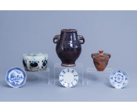 Full title: A varied collection of Chinese and Japanese ceramics, 19th C. and laterDescription: H 26,7 - 12,5 cm (the tallest