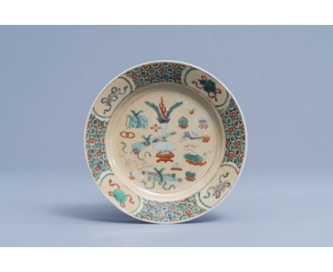 Full title: A Chinese famille verte light brown ground 'antiquities' plate, KangxiDescription: Dia.: 20,6 cm