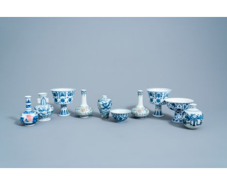 Full title: A varied collection of Chinese blue, white and doucai porcelain, 20th C.Description: H 12,7 - 4 cm (the tallest a