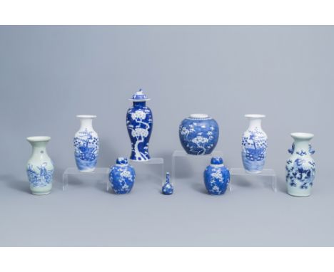 Full title: A varied collection of Chinese blue and white porcelain, 19th/20th C.Description: H 31,2 - 8,6 cm (the tallest an