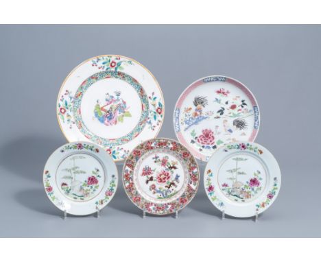 Full title: 743Five various Chinese famille rose plates and chargers, 18th/19th C.Description: Dia.: 34,5 - 22,9 cm (the larg