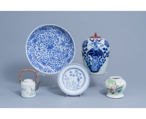 Full title: A varied collection of Chinese blue, white and qianjiang cai porcelain, Kangxi and laterDescription: H 31 - 13,5 