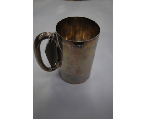 A Walker and Hall silver tankard , Sheffield 1965 ( 12.4 oz )
