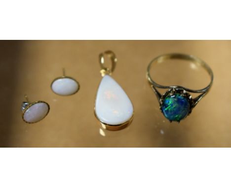 Jewellery - an opal teardrop pendant and pair of earrings, yellow metal mounts; a similar black opal effect dress ring (4)