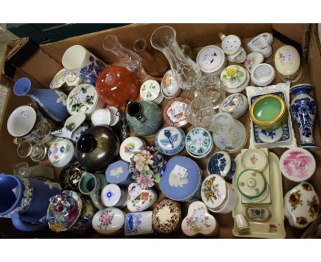 Ceramics and Glass - a quantity of trinket boxes including Limoges, Spode, Wedgwood, Minton, Royal Worcester, Bing &amp; Gron