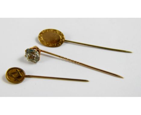9ct gold Masonic tie pin W ~ 1.8g and two yellow metal stick pins