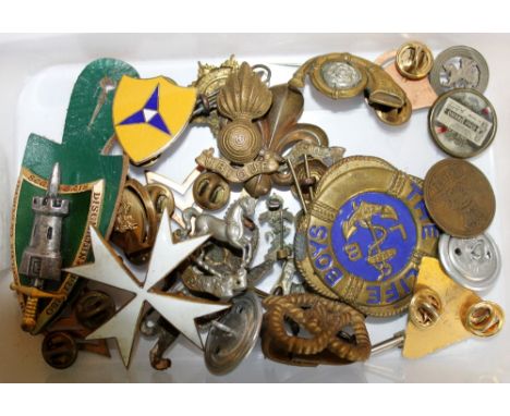 Tray of vintage enamel badges including military
