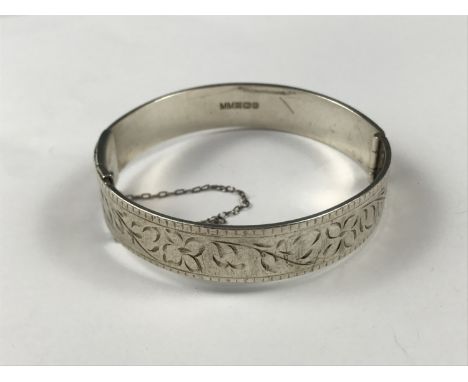 A heavy silver bangle, 31.9g