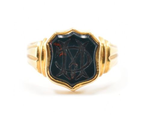 A 19th Century hallmarked 18ct gold and blood stone signet ring. The ring being set with an armorial crest blood stone panel 