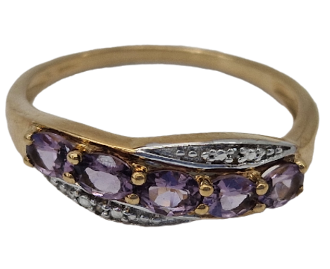 A hallmarked 9ct gold and spinel 5 stone ring. The  ring set with 5 oval cut pink spinel having diamond accents set to a tape