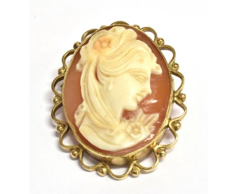 MODERN SHELL CAMEO 9CT GOLD BROOCH 3.0 x 2.5cm oval bezel set shell cameo of a classical lady on a wire pin and roller clasp.