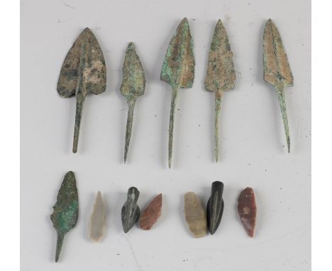 Lot of twelve arrowheads Luristan. Soil find. Circa 500 - 1000 BC. Consisting of 8x bronze + 4x stone arrowheads. Dimensions: