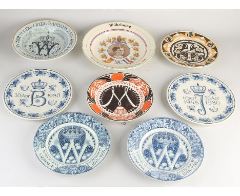 Eight old/antique Dutch ceramic wall plates concerning the royal family. Dimensions: Ø 21 - 24 cm. In good condition.