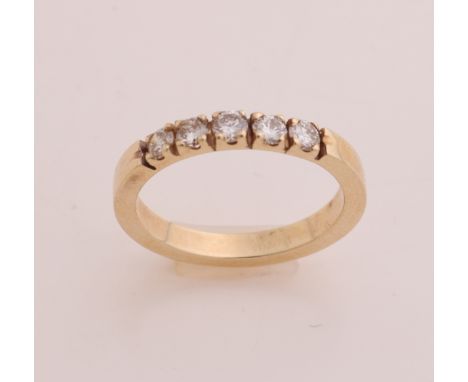Yellow gold ring, 585/000, with diamond. Ring with a tight band of a rectangular tube, with five 4-leg chatons set with brill