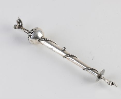 Russian silver thora pointer, 84 zolotniks, 875/000, small model decorated with a twisted rim, an onyx and topped with a viol