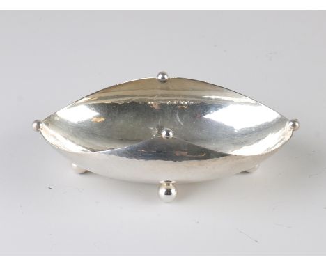 Silver dish, 925/000, oval model with hammer blow, with a partly turned inward edge with 4 spheres. Placed on 4 silver sphere