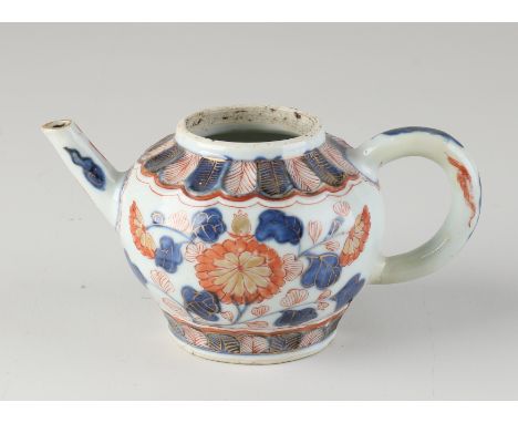 18th century Chinese porcelain teapot with floral/gold decor. Handle restored. Without lid. Dimensions: 7.5 x 14 x 8.5 cm. In