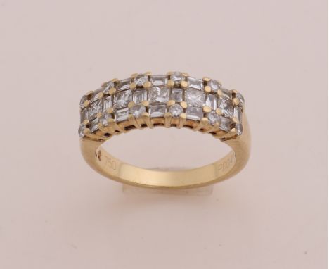 Elegant yellow gold ring, 750/000, with diamond. Riding ring with princess, baguette and brilliant cut diamonds. Width 6.5 mm