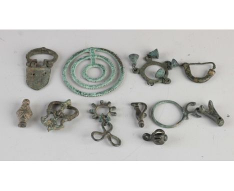 Lot of 11 bronze artefacts from Luristan. Among other things; fibula + jewelry et cetera. Circa 500 - 1000 BC. Dimensions: 2.