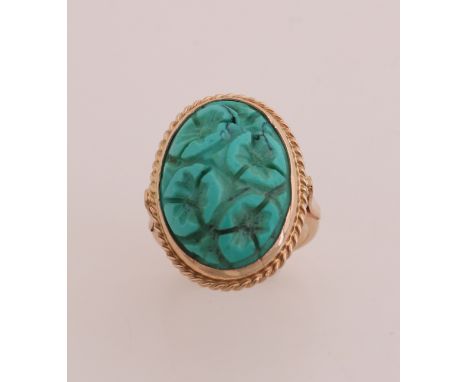 Yellow gold ring, 585/000, with turquoise. Ring with an oval setting case with twisted edge set with a turquoise with floral 