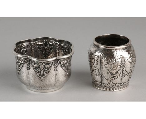 Two times Djokja silver. Silver 800/000 six-sided sugar bowl with hammer blow and embossed floral images. Dimensions: 5 x 7.5