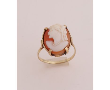 Yellow gold ring, 585/000, with cameo. Ring with an oval bezel set with an oval shell cameo with carved woman portrait. Head 
