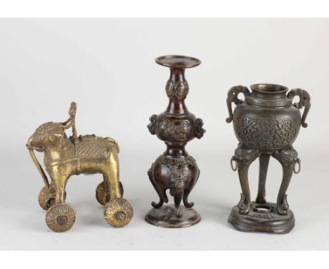 Two antique Chinese bronze vases. Plus a bronze Indian elephant on wheels. Dimensions: 11 - 21 cm. In good condition.