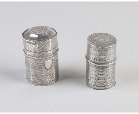 Two silver snuff boxes, 833/000, an octagonal ribbed model with engraving on the top. MT: Jan Schijfsma, Sneek. jl.: k:1869, 