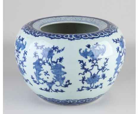 Large Chinese porcelain blue/white pot with floral decoration and double bottom ring. Dimensions: H 18 x Ø 24 cm. In good con