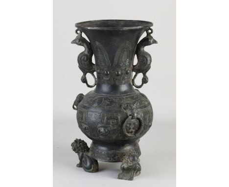 19th century Chinese bronze decorated vase. With bird/foo-dog decor. Dimensions: H 29.5 cm. In good condition.