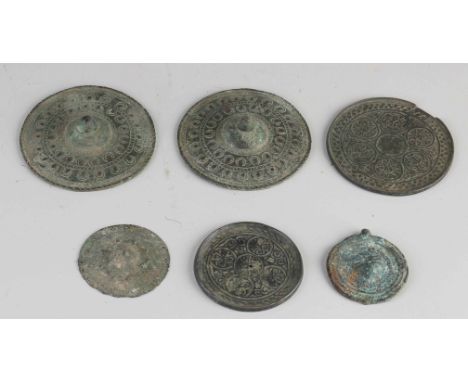 Six artefacts Luristan. Bronze tooled discs. Probably for horse headgear. Circa 500 - 1000 BC. Dimensions: 5 - 8 cm. In good 